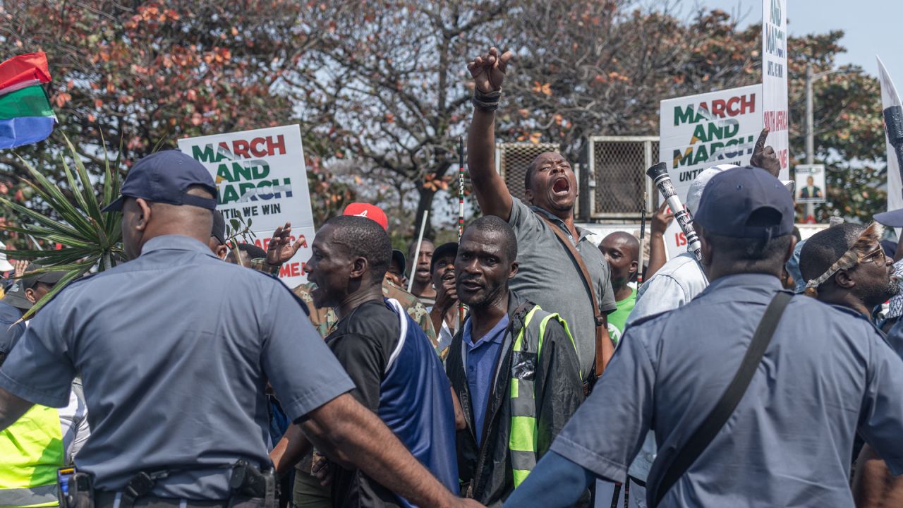 Un manifestante del grupo contra la inmigración ilegal «March and March Movement» corea consignas dirigidas a ciudadanos extranjeros durante una protesta en Durban. El grupo exige medidas más contundentes contra la inmigración ilegal y la deportación de extranjeros indocumentados. Refugiados con documentación legal procedentes de la República Democrática del Congo, Burundi y Ruanda llevan unos cuatro meses viviendo en la calle tras huir de comunidades donde, según afirman, sufrieron hostilidad, amenazas e intimidación. | Foto:RAJESH JANTILAL / AFP