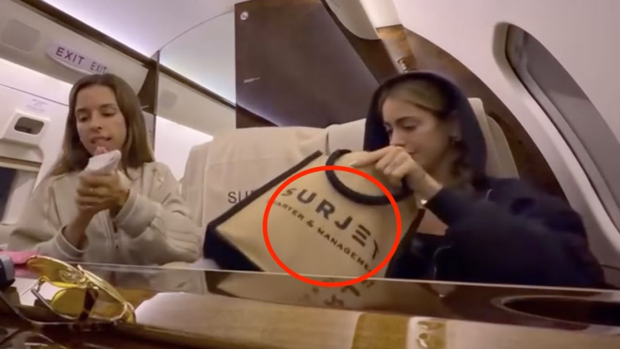 Tini en el avión de Scatturice rumbo a París para probarse el vestido de novia. | Foto:Cedoc.