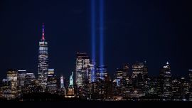 La instalación de arte público «Tribute in Light» (Tributo en luz), que conmemora los atentados del 11 de septiembre de 2001, se proyecta hacia el cielo desde el perfil urbano del Bajo Manhattan, vista desde Bayonne, Nueva Jersey.