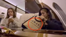 Tini en el avión de Scatturice rumbo a París para probarse el vestido de novia.