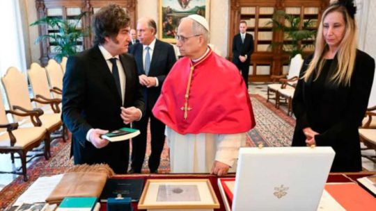 Mientras Argentina define los feriados por la visita del Papa, León XIV revierte una decisión económica de Francisco