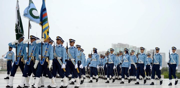 Cadetes de la Fuerza Aérea Pakistaní asisten a una ceremonia para conmemorar el Día de la Defensa en el mausoleo del fundador de Pakistán, Muhammad Ali Jinnah, en Karachi, Pakistán.