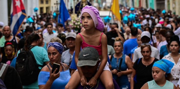 Devotos de la Virgen de Regla (Yemayá, en la religión yoruba) participan en una procesión durante su festividad en La Habana, Cuba.