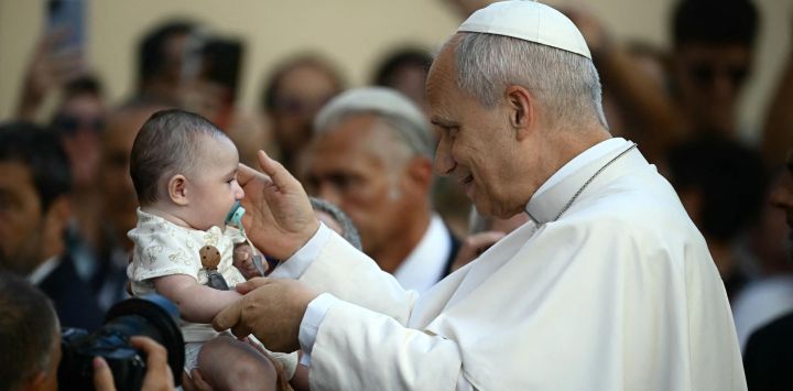 El papa León XIV bendice a un niño a su llegada para celebrar la Natividad de la Santísima Virgen María en la Basílica de Nuestra Señora del Buen Consejo, en Genazzano, cerca de Roma.