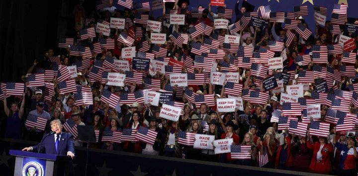 El presidente de Estados Unidos, Donald Trump, interviene durante la convención nacional republicana de mitad de mandato en el American Airlines Center de Dallas, Texas.