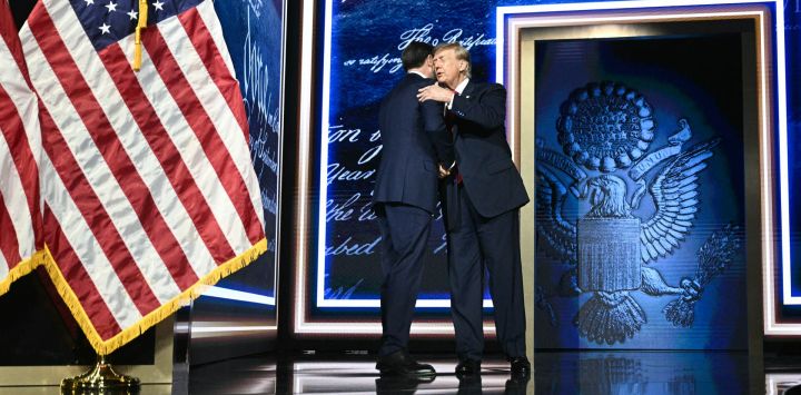 El presidente de Estados Unidos, Donald Trump, saluda en el escenario al vicepresidente JD Vance después de que este pronunciara un discurso durante la segunda jornada de la convención de mitad de mandato del Comité Nacional Republicano en el American Airlines Center de Dallas, Texas.