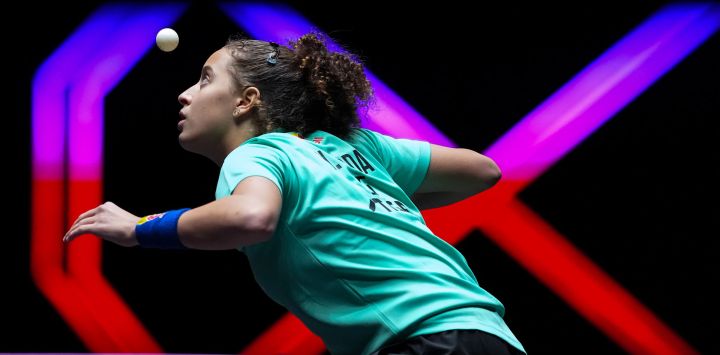 Hana Goda compite durante el partido de dieciseisavos de final de individuales femeninos de Egipto,contra Bruna Takahashi, de Brasil, en el Campeonato del Mundo de Tenis de Mesa (WTT) Macao 2026, en Macao, en el sur de China.