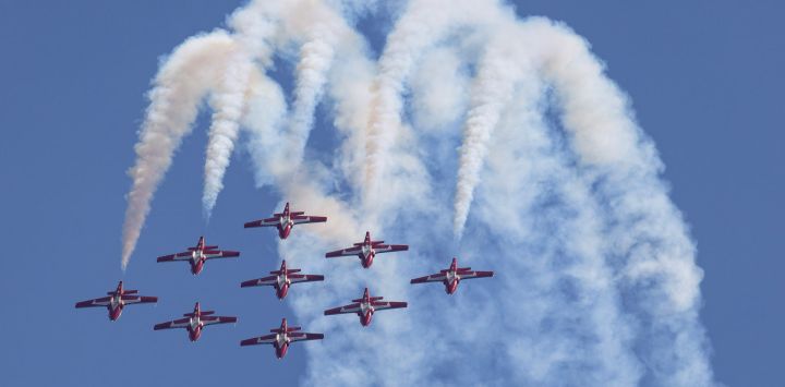 Imagen de aviones de los Snowbirds de las Fuerzas Canadienses realizando una presentación durante el Espectáculo Aéreo Internacional de Canadá 2026, en Toronto, Canadá.
