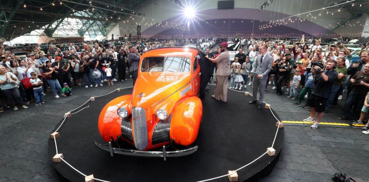 Imagen de personas visitando una exposición de automóviles clásicos, en Minsk, Bielorrusia.