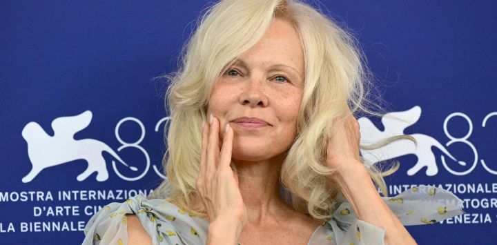 La actriz Pamela Anderson asiste al photocall de "Place To Be", presentada fuera de concurso en la 83.ª edición del Festival Internacional de Cine de Venecia, en el Lido de Venecia.
