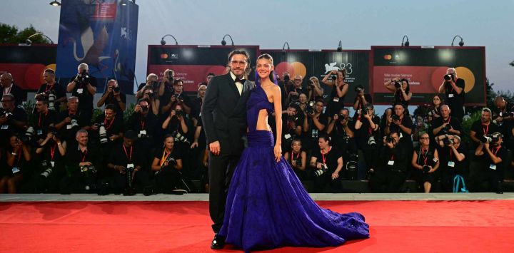 La personalidad británica Brooklyn Beckham y la modelo estadounidense Nicola Peltz posan en la alfombra roja durante la 83.ª edición del Festival Internacional de Cine de Venecia, en el Lido de Venecia.