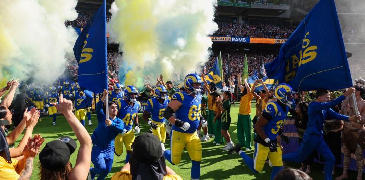 Los jugadores de Los Angeles Rams ingresan al campo durante el partido de la NFL entre Los Angeles Rams y San Francisco 49ers en el Melbourne Cricket Ground (MCG) en Melbourne.