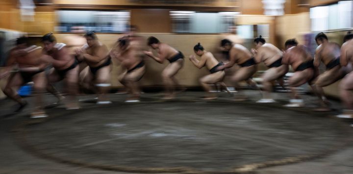 Luchadores de sumo entrenan durante una sesión matutina en la escuela de sumo Musashigawa, en Tokio.