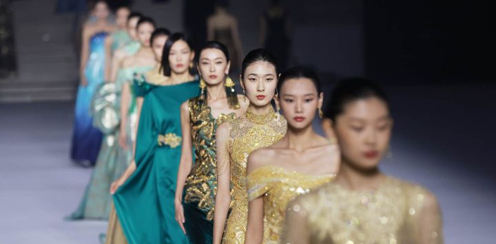 Modelos presentan creaciones de LOOLAYY & ZHUZIYU durante la ceremonia de clausura de la Semana de la Moda de China 2026, en Beijing, capital de China.