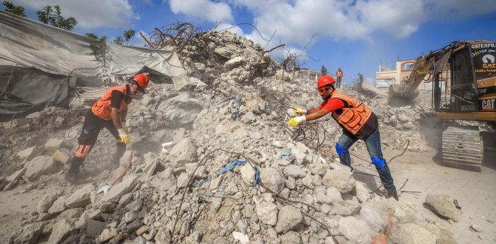 Personal de Defensa Civil remueve los escombros de la torre Al-Muhandisin —destruida por ataques israelíes al inicio de la guerra entre Israel y el grupo militante palestino Hamás— en busca de restos humanos en el campamento de refugiados de Nuseirat, en el centro de la Franja de Gaza. Gaza sigue sumida en una violencia cotidiana, con el ejército israelí y Hamás acusándose mutuamente de violar la tregua vigente desde el 10 de octubre. La guerra arrasó extensas zonas del territorio, desplazó a la mayor parte de la población al menos una vez y dejó a cientos de miles de personas viviendo en tiendas de campaña y refugios temporales.