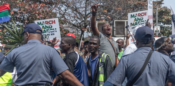 Un manifestante del grupo contra la inmigración ilegal «March and March Movement» corea consignas dirigidas a ciudadanos extranjeros durante una protesta en Durban. El grupo exige medidas más contundentes contra la inmigración ilegal y la deportación de extranjeros indocumentados. Refugiados con documentación legal procedentes de la República Democrática del Congo, Burundi y Ruanda llevan unos cuatro meses viviendo en la calle tras huir de comunidades donde, según afirman, sufrieron hostilidad, amenazas e intimidación.