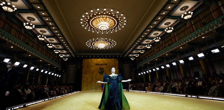 Una modelo presenta una creación de la más reciente colección de Alta Costura del diseñador chino, Laurence Xu, durante la ceremonia de apertura de la Semana de la Moda de Beijing Primavera/Verano 2027, en Beijing, capital de China.