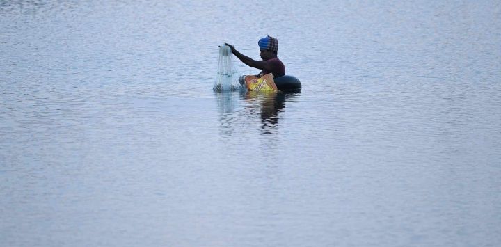 Una persona pesca en un lago de Chennai, India.