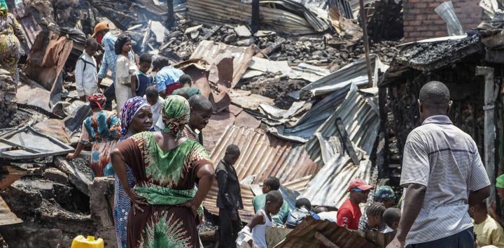 Unos residentes permanecen junto a los escombros de una escuela arrasada por un incendio en Bukavu. El fuego se declaró en una escuela de Bukavu, ciudad situada en el este de la República Democrática del Congo, provocando una estampida en la que murieron al menos 14 niños, según informaron fuentes locales y sanitarias.