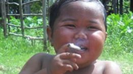 En 2010, un niño de 2 años de Indonesia fue noticia por fumar 40 cigarrillos al día