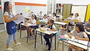120926_docente_alumnos_aula_escuela_cedoc_g