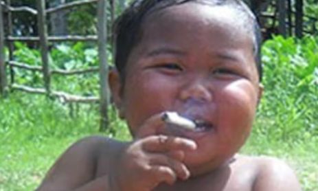 En 2010, un niño de 2 años de Indonesia fue noticia por fumar 40 cigarrillos al día