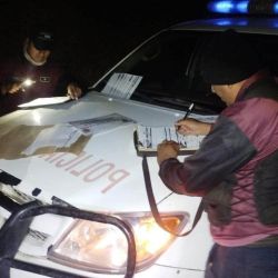 En Salta, los policías detectaron una camioneta en la zona y procedieron a inspeccionarla. Durante el control encontraron redes y piezas ictícolas que eran transportadas por los ocupantes.