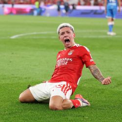 El delantero argentino del Benfica, Gianluca Prestianni, celebra marcar el tercer gol de su equipo durante el partido de fútbol de la Liga Portuguesa entre el SL Benfica y el Gil Vicente FC en el Estadio da Luz de Lisboa. | Foto:Melo Moreira / AFP