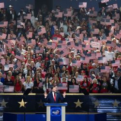 El vicepresidente de Estados Unidos, JD Vance, sube al escenario para intervenir durante la segunda jornada de la convención de mitad de mandato del Comité Nacional Republicano en el American Airlines Center de Dallas, Texas. | Foto:Patrick T. Fallon / AFP