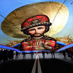 Fieles ortodoxos rusos participan en una procesión religiosa con motivo del 302.º aniversario del traslado de las reliquias de San Alejandro Nevski —considerado protector celestial de San Petersburgo— en el centro de la ciudad. | Foto:OLGA MALTSEVA / AFP
