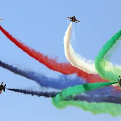 Imagen del equipo acrobático "Fursan Al Emarat", de Emiratos Árabes Unidos, realizando una presentación durante el Salón Aeronáutico Internacional de El Alamein, en el Aeropuerto Internacional El Alamein, en El Dabaa, Egipto. | Foto:Xinhua/Ahmed Gomaa