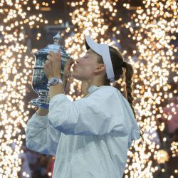 La kazaja Elena Rybakina besa el trofeo de campeona tras ganar la final individual femenina contra la bielorrusa Aryna Sabalenka, en la decimocuarta jornada del torneo de tenis US Open, en el Centro Nacional de Tenis USTA Billie Jean King de Nueva York. | Foto:TIMOTHY A. CLARY / AFP