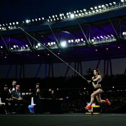 La neozelandesa Eliza McCartney compite en la final de salto con pértiga femenino durante el World Athletics Ultimate Championship en el Centro Nacional de Atletismo Gyula Zsivotzky, en Budapest, Hungría. | Foto:Ben Stansall / AFP