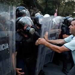 Manifestantes se enfrentan a agentes de policía durante una protesta celebrada en Tirana, Albania —coincidiendo con el inicio de un nuevo periodo de sesiones parlamentarias—, en el marco de una oleada de movilizaciones contra decisiones recientes del Gobierno y en rechazo a un proyecto turístico vinculado a la familia de Donald Trump. En la tarde de esa misma jornada se produjeron enfrentamientos entre la policía albanesa y los manifestantes, quienes habían intentado bloquear el paso a los legisladores en la sede del Parlamento. | Foto:AFP