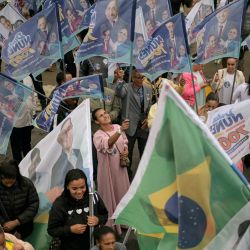 Partidarios de Augusto Cury, candidato presidencial del partido Avante, asisten a un acto de campaña en Copacabana, Río de Janeiro (Brasil). Cury, un popular psiquiatra y autor de libros de autoayuda, ha captado la atención de los votantes brasileños que dudan entre el actual presidente de izquierda, Luiz Inácio Lula da Silva, y el aspirante de derecha, Flavio Bolsonaro. | Foto:TERCIO TEIXEIRA / AFP