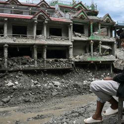 Un hombre está sentado frente a su casa dañada y cubierta de lodo tras unas inundaciones repentinas en Trishuli, en el distrito nepalí de Nuwakot. | Foto:PRAKASH MATHEMA / AFP