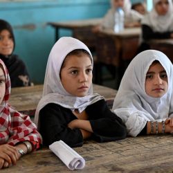Unas niñas afganas asisten a clase en una escuela primaria de Kandahar, Afganistán, tras el inicio de un nuevo año escolar. | Foto:Sanaullah Seiam / AFP