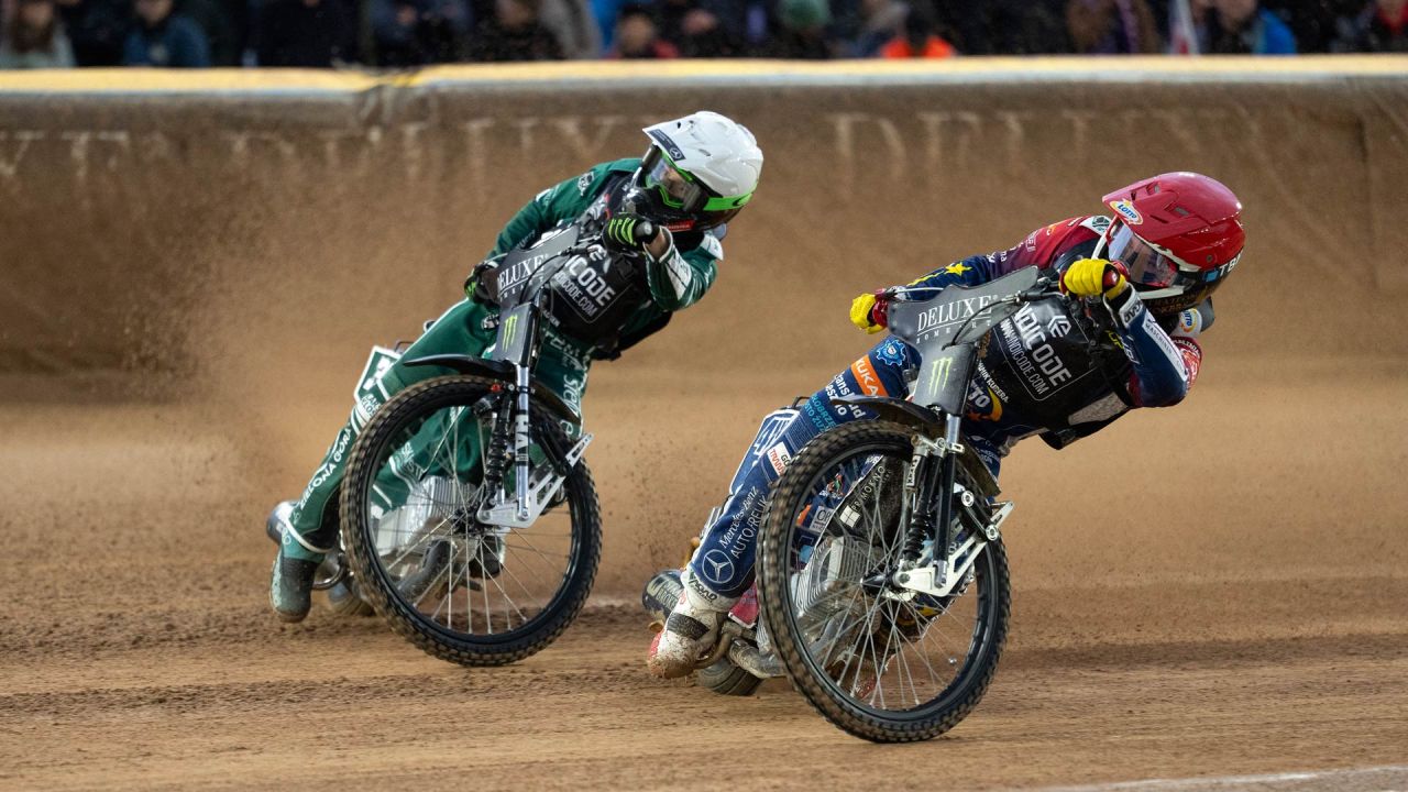 El danés Leon Madsen (izq.) y el polaco Dominik Kubera compiten durante el Gran Premio de Speedway, parte de la serie del Campeonato Mundial, en el Speedway Center de Vojens, Dinamarca. | Foto:Frank Cilius / Ritzau Scanpix / AFP