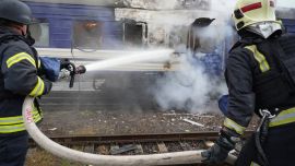 Un dron ruso impactó un tren cerca de Polonia y creen que Boris Johnson y un exdirector de la CIA podían ser el objetivo