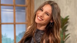 Pampita marca tendencia por las calles de Nueva York con su look total black: strapless, volumen y tacos altos