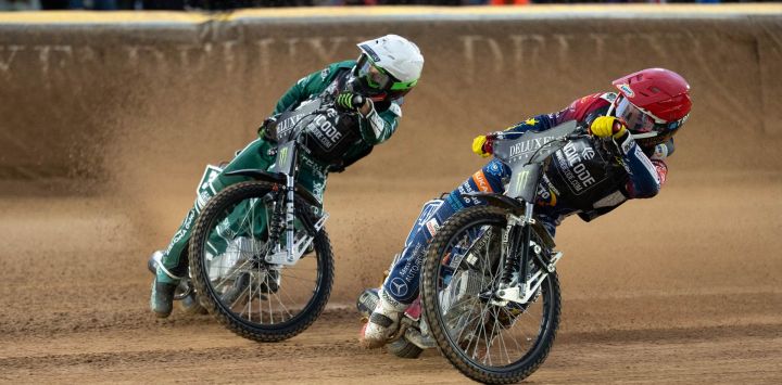El danés Leon Madsen (izq.) y el polaco Dominik Kubera compiten durante el Gran Premio de Speedway, parte de la serie del Campeonato Mundial, en el Speedway Center de Vojens, Dinamarca.