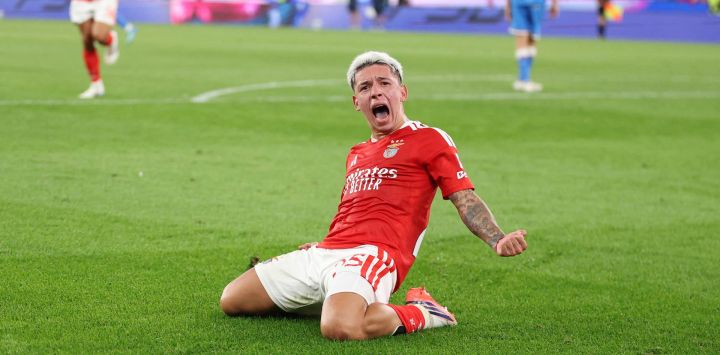 El delantero argentino del Benfica, Gianluca Prestianni, celebra marcar el tercer gol de su equipo durante el partido de fútbol de la Liga Portuguesa entre el SL Benfica y el Gil Vicente FC en el Estadio da Luz de Lisboa.