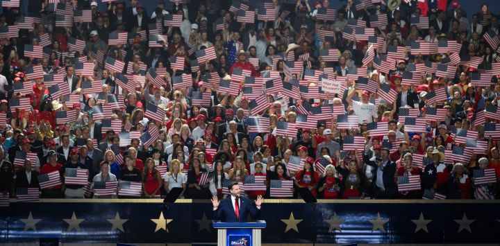 El vicepresidente de Estados Unidos, JD Vance, sube al escenario para intervenir durante la segunda jornada de la convención de mitad de mandato del Comité Nacional Republicano en el American Airlines Center de Dallas, Texas.