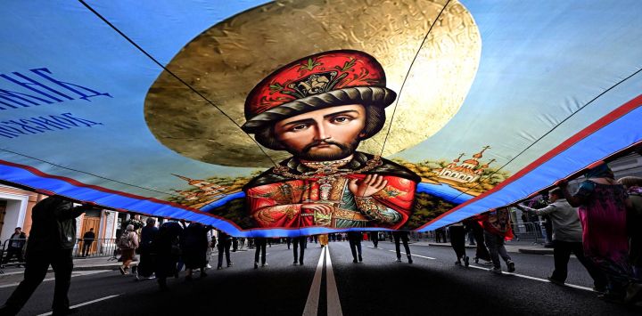 Fieles ortodoxos rusos participan en una procesión religiosa con motivo del 302.º aniversario del traslado de las reliquias de San Alejandro Nevski —considerado protector celestial de San Petersburgo— en el centro de la ciudad.