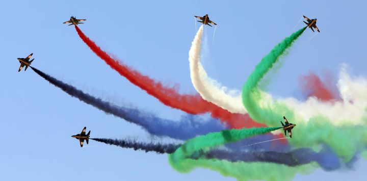 Imagen del equipo acrobático "Fursan Al Emarat", de Emiratos Árabes Unidos, realizando una presentación durante el Salón Aeronáutico Internacional de El Alamein, en el Aeropuerto Internacional El Alamein, en El Dabaa, Egipto.
