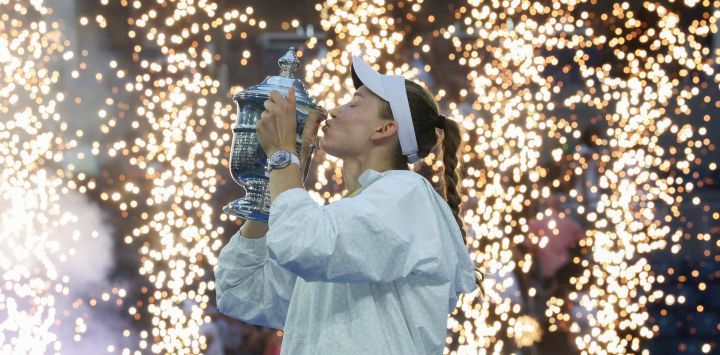La kazaja Elena Rybakina besa el trofeo de campeona tras ganar la final individual femenina contra la bielorrusa Aryna Sabalenka, en la decimocuarta jornada del torneo de tenis US Open, en el Centro Nacional de Tenis USTA Billie Jean King de Nueva York.