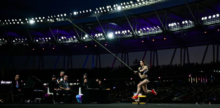 La neozelandesa Eliza McCartney compite en la final de salto con pértiga femenino durante el World Athletics Ultimate Championship en el Centro Nacional de Atletismo Gyula Zsivotzky, en Budapest, Hungría.