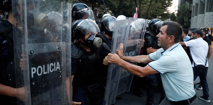 Manifestantes se enfrentan a agentes de policía durante una protesta celebrada en Tirana, Albania —coincidiendo con el inicio de un nuevo periodo de sesiones parlamentarias—, en el marco de una oleada de movilizaciones contra decisiones recientes del Gobierno y en rechazo a un proyecto turístico vinculado a la familia de Donald Trump. En la tarde de esa misma jornada se produjeron enfrentamientos entre la policía albanesa y los manifestantes, quienes habían intentado bloquear el paso a los legisladores en la sede del Parlamento.