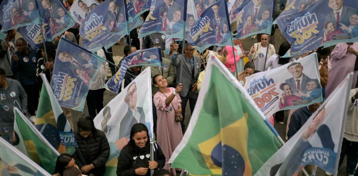 Partidarios de Augusto Cury, candidato presidencial del partido Avante, asisten a un acto de campaña en Copacabana, Río de Janeiro (Brasil). Cury, un popular psiquiatra y autor de libros de autoayuda, ha captado la atención de los votantes brasileños que dudan entre el actual presidente de izquierda, Luiz Inácio Lula da Silva, y el aspirante de derecha, Flavio Bolsonaro.