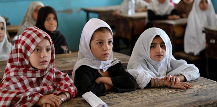 Unas niñas afganas asisten a clase en una escuela primaria de Kandahar, Afganistán, tras el inicio de un nuevo año escolar.